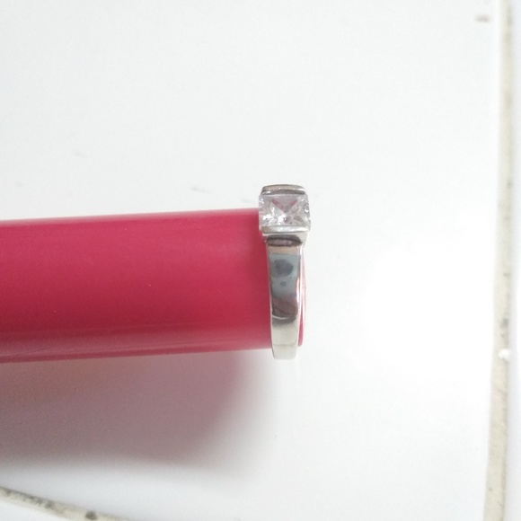 925 Sterling Silver Ring. Cubic Zirconia - Picture 3 of 3